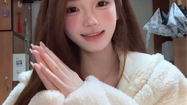 生活将我反复捶打 我变成了美味年糕
#甜甜的手势舞 #甜妹 #一学就会系列#喂再靠近我一点 #幻梦手