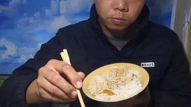 气温骤降放在外面的水都结冰了太冷了，躲在房车里吃红烧牛肉真爽#户外美食 #床车生活 #降温