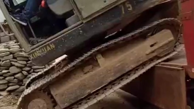 你说他菜吧，他还会倒上去。你说他行吧，他又翻掉了。