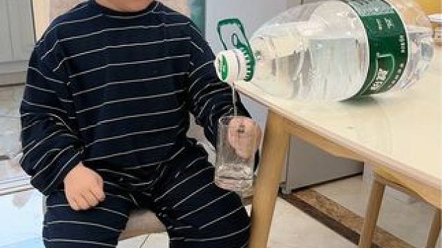 我儿子研究说这么喝水方便 我还真说不出啥来#人类幼崽成长计划