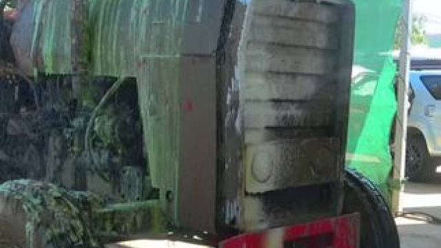 拖拉机清洗 #国外视频分享 #洗车#拖拉机 #解压