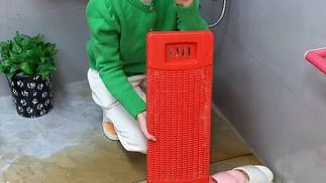 #可伸缩拖鞋架   凉鞋拖鞋用它收纳不占空间，还能当个#可伸缩毛巾架  使用，卫生间干净整洁多了#免