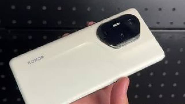 在机圈为数不多有自己设计语言的厂商 
来一起看看荣耀300pro的外观 感觉怎么样？#荣耀300pr