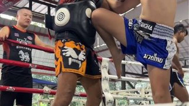 这位很多中国拳手的弱点是无法承受顶膝， 而且不知道如何使用顶膝， 所以我们必须将其添加到他们  #泰