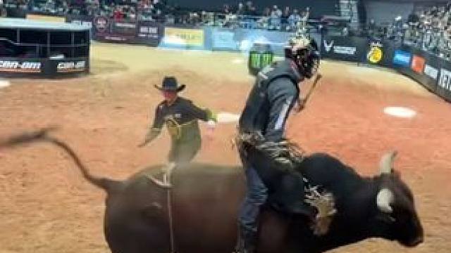 腰是真的好 #国外视频分享 #牛气冲天 #斗牛