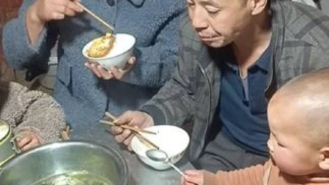 今天一人煎了一个鸡蛋，去地里找点苦菜吃饭了。#记录真实生活