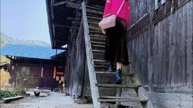 房主去城里买房了，就连老宅也不要了，从此人走楼空，再也没有回来过，有你童年回忆的老宅，如今它还在吗？