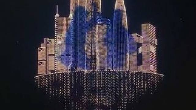 中国无人机技术遥遥领先，1万多架无人机同时表演盛况空前 太震撼，1万多架无人机同时协同表演的盛况难得