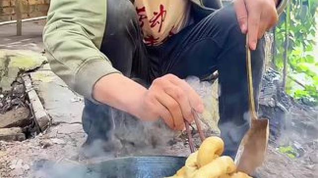 #我的乡村生活 #农村生活真惬意 #农村美食 
肥肠炒梅干菜好吃的停不下来