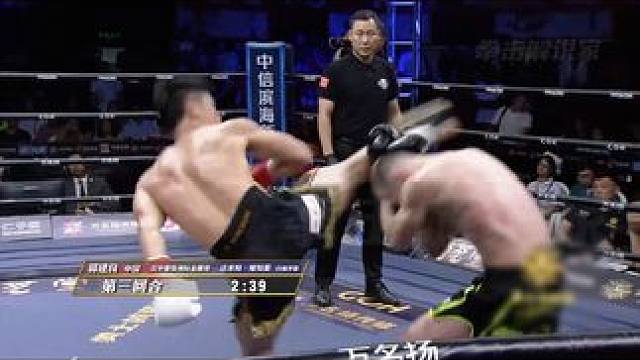 坦克邱建良双腿缠满绷带，坚持捍卫羽量级金腰带，血战闪电达米特 #拳击 #搏击 #散打 #拳击比赛 #