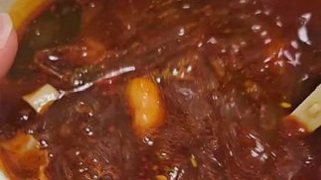 正宗红薯粉制作的酸辣粉，酸辣爽滑，一嗦一个不吱声#酸辣粉 #能吃辣的来 #豫道黑金版酸辣粉