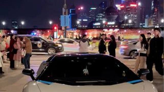 外滩偶遇上海富少，亲自开着兰博基尼来18号吃夜宵，这车实在太帅了，路边的美女们都看呆了#兰博基尼 #