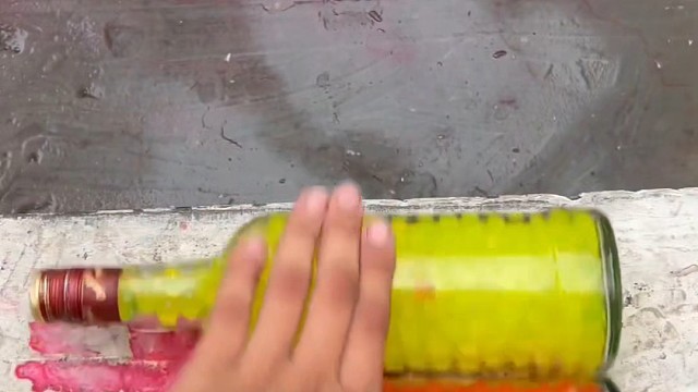 楼梯滚瓶子爆破解压时刻