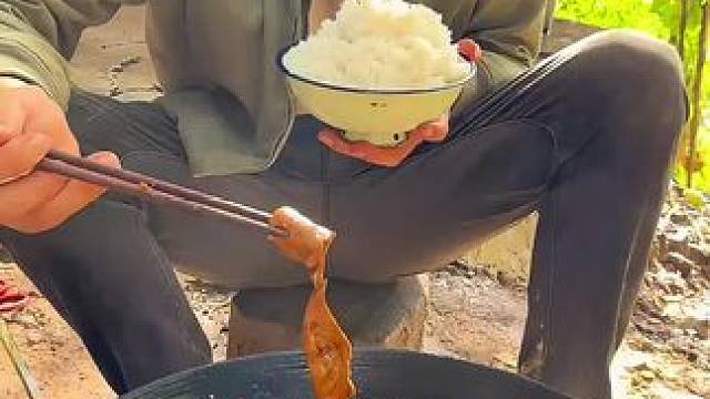 #我的乡村生活 #农村生活 #农村美食 
今天这猪肝炒的太好吃了