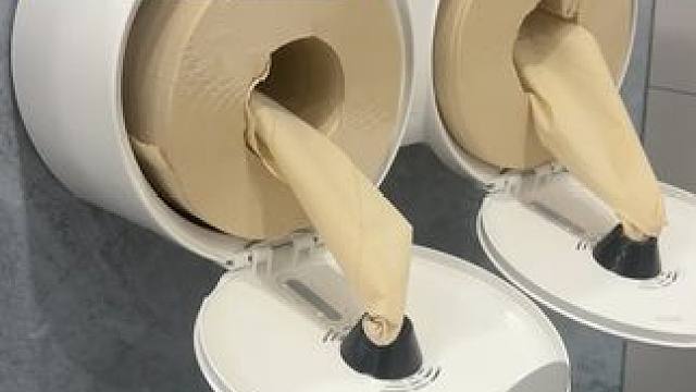 公共卫生间一定要有这个，好用又不占空间 企业园区物业公共卫生间好物分享之壁挂式免打孔中心抽抽纸盒#惠