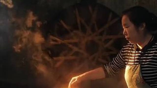 又到腊肉飘香时！ 洗去凝脂泡海天，且乘朔气过前川。竹篙串起香熏日，忘却烽烟又一年.”
#人间烟火 #