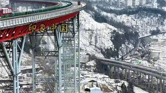 雅西高速又下雪过往的车辆注意安全！#交通出行 #雪天路滑注意安全 #踏雪而行 #道路千万条安全第一 