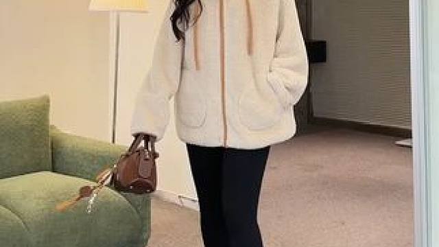 秋冬不知道怎么搭配的来！一条鲨鱼裤拯救衣柜#秋冬穿搭 #鲨鱼裤