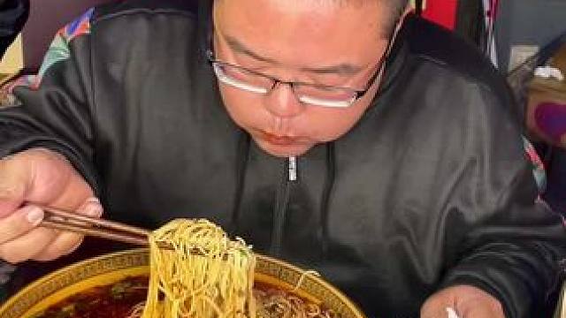 燕姐看到这碗2斤半的面也忍不住来一碗！#哎呀妈呀太香了 #这一碗好过瘾 #重庆美食