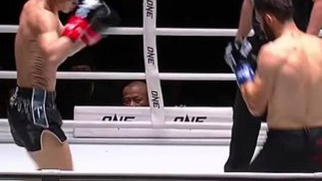 扫踢的伤害还是有点#综合格斗 #格斗 #ufc #比赛现场 #拳击