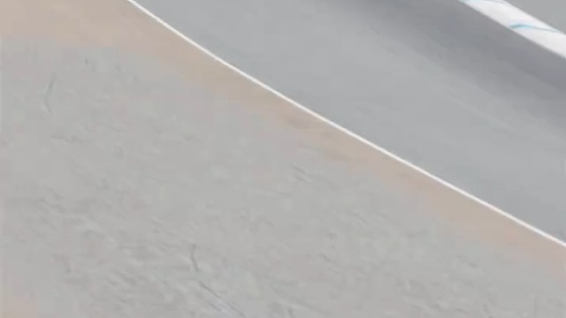 握紧方向盘，油门踩到底