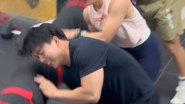 又被欧巴帅到了 没有感受到150Kg的重量 果然抱大腿很重要#运动表现 #氮泵女孩 #运动女孩 #健