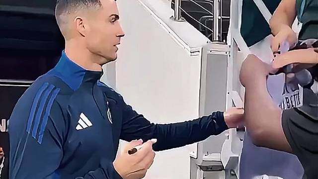 C罗训练赛和粉丝签名，人品太好了