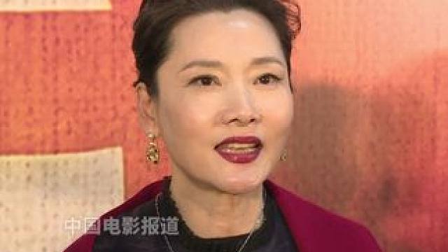 #何赛飞主演央华版话剧日出 #何赛飞 主演#央华版日出 ，她说在话剧的创排过程中得到了万方的赞许，这