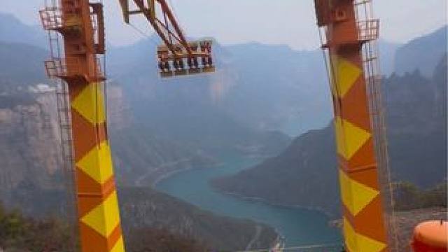 太刺激啦！摆幅达到180度的悬崖秋千#玩的就是心跳 #宝泉悬崖秋千