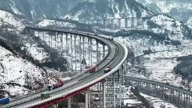 蜀道难难于上青天，雅西高速今年冬天迎来的第一场雪#雅西高速干海子特大桥 #雅西高速 #雅西高速实时路