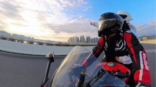 让人美慕的可能不是你的摩托有多好多贵，而是你的后座永远有一个支持你爱好，愿意陪你疯狂的女孩#机车 #