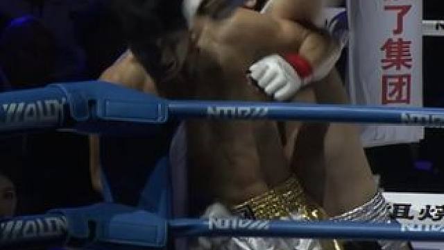 后背都交给对手了，可不得挨揍吗。#椒王风云 #综合格斗 #格斗