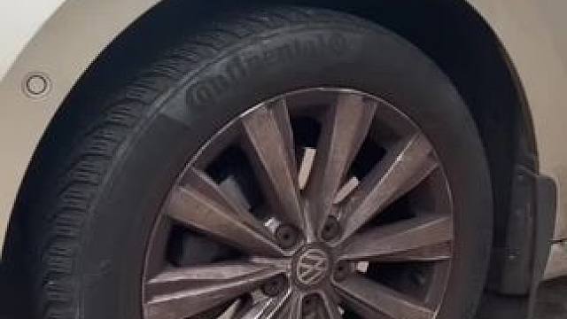 刹车产生的铁粉会吸附在轮毂和漆面上，要及时清理，不然会氧化轮毂和腐蚀漆面#汽车好物 #清洗轮毂