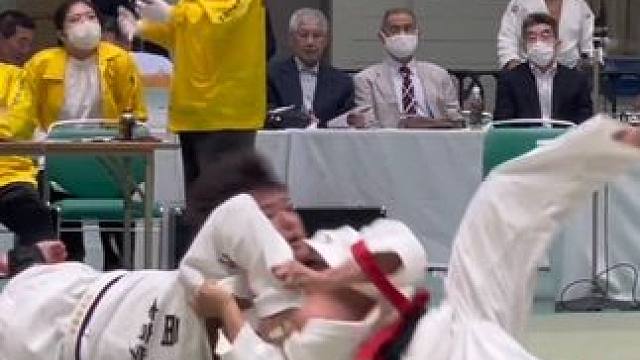 连络技篇
反架互抓钓手，内股变化肩车。
#柔道 #比赛现场 #每个动作都是用汗水换来的 #柔道一本 