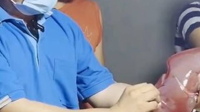 市场里的牛肉摊品尝新鲜牛肝 #现场实拍 #内容启发搜索 #泰国美食 #泰国特色 #泰国大叔