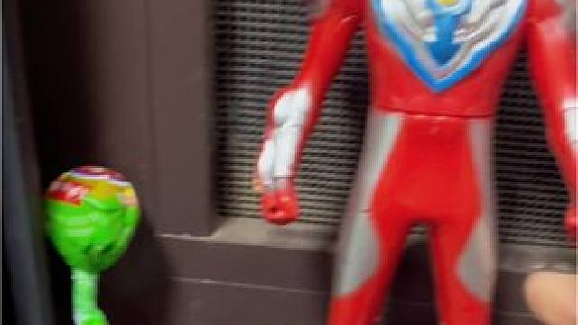 奥特曼和小新来给我送棒棒糖了