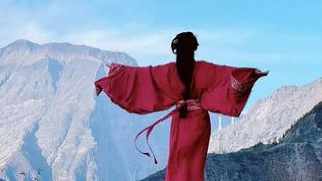 云上金顶，天下峨眉，山不来见我，我自去见山
#旅行推荐官 #国风古韵 #中华文化 #峨眉山 #穿着汉
