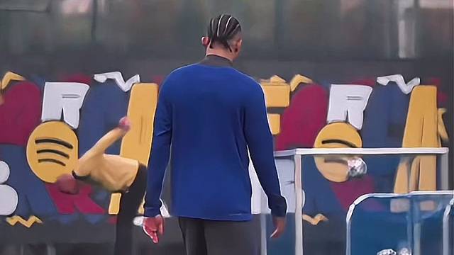 拉菲尼亚训练赛表演高空停球，太丝滑了