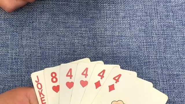 先出一个炸弹或者大王不行吗