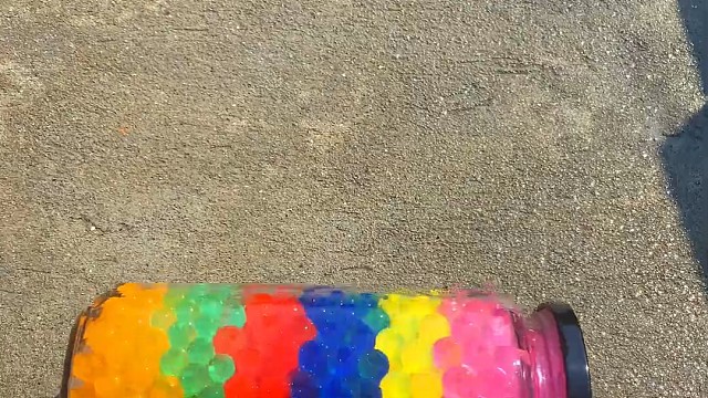 楼梯滚瓶子爆破解压时刻