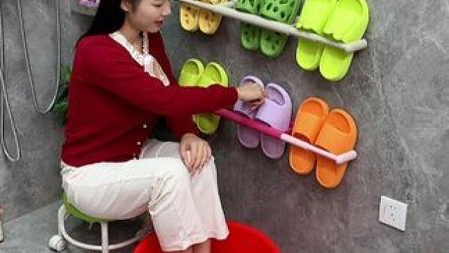 #可伸缩拖鞋架   凉鞋拖鞋用它收纳不占空间，还能当个#可伸缩毛巾架  使用，卫生间干净整洁多了#免