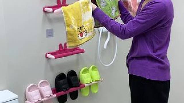 #可伸缩拖鞋架   凉鞋拖鞋用它收纳不占空间，还能当个#可伸缩毛巾架  使用，卫生间干净整洁多了#免