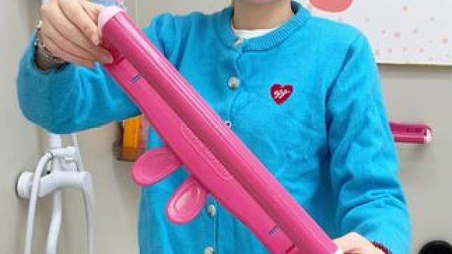 #可伸缩拖鞋架   凉鞋拖鞋用它收纳不占空间，还能当个#可伸缩毛巾架  使用，卫生间干净整洁多了#免