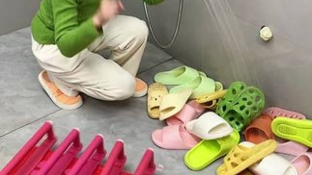 #可伸缩拖鞋架   凉鞋拖鞋用它收纳不占空间，还能当个#可伸缩毛巾架  使用，卫生间干净整洁多了#免