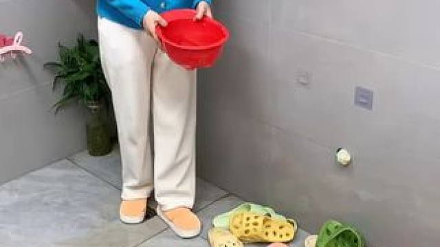 #可伸缩拖鞋架   凉鞋拖鞋用它收纳不占空间，还能当个#可伸缩毛巾架  使用，卫生间干净整洁多了#免