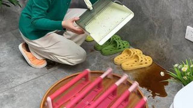 #可伸缩毛巾架  收纳毛巾不占空间，还是个#可伸缩拖鞋架  拖鞋上墙不积水，卫生间干净整洁多了#免打