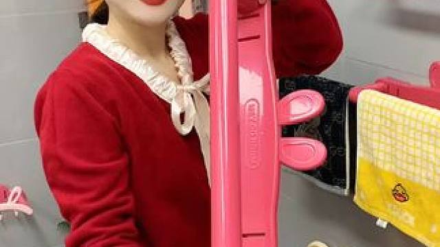 #可伸缩拖鞋架   凉鞋拖鞋用它收纳不占空间，还能当个#可伸缩毛巾架  使用，卫生间干净整洁多了#免