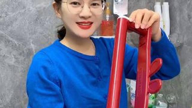 #可伸缩拖鞋架   凉鞋拖鞋用它收纳不占空间，还能当个#可伸缩毛巾架  使用，卫生间干净整洁多了#免