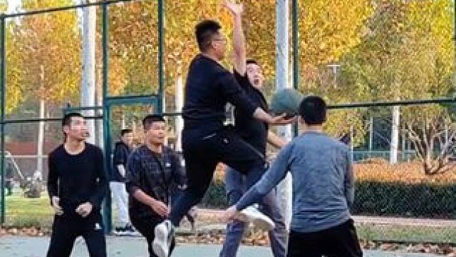 这是什么逆天手感，用一句话形容他的球风。#篮球需要沉淀 #拉杆上篮