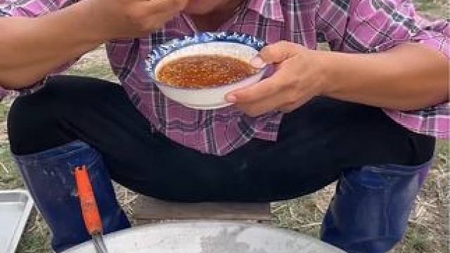 驴哥吃酸辣海鲜汁️铁锅炖海鲜大杂烩 #泰国美食 #户外美食 #美食 #泰国生活